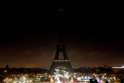 La Tour Eiffel éteinte en hommage à Jacques Chirac