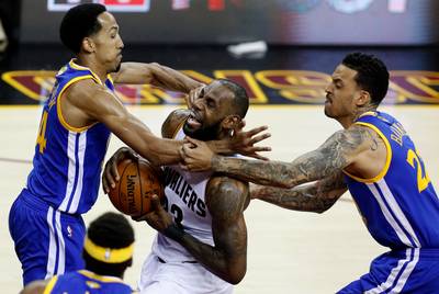 Irving en James stelen show bij winst Cavaliers op Warriors