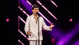 Jean grijpt iedereen naar de keel met zijn Engels-Arabische versie ...