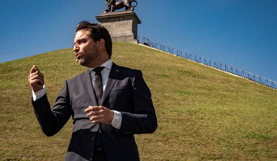 Als zelfs Bouchez voorzichtig blijft, weet je hoe precair de situatie is voor de regering