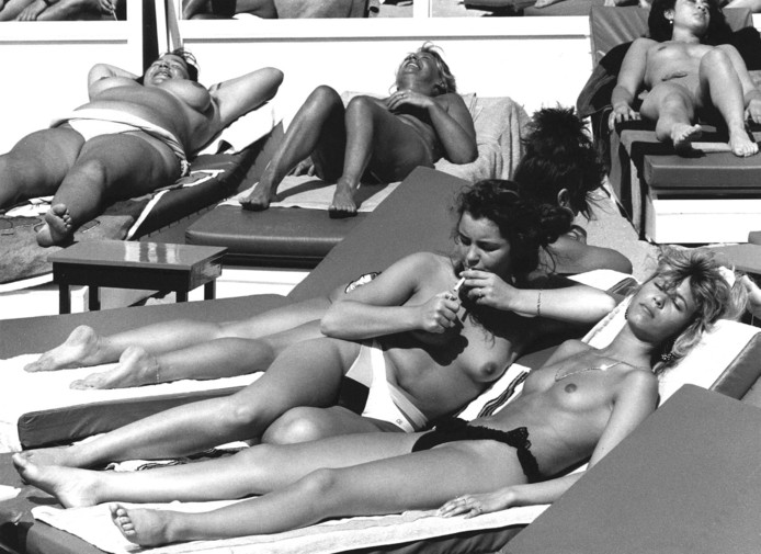 1988. Op een terras van Zandvoort werd met volle teugen genoten van een warm vitaminestoot zonnestralen.