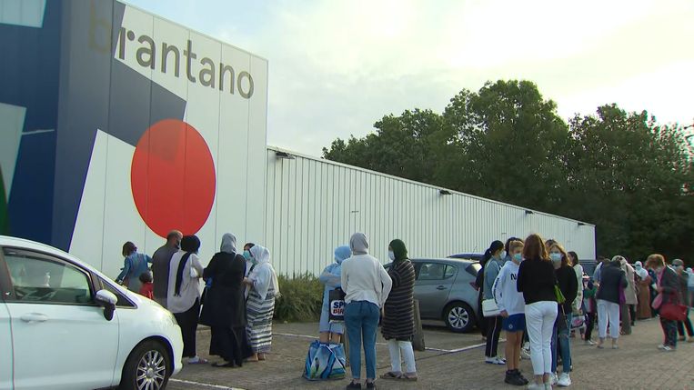 Het is alweer aanschuiven aan het Brantano-filiaal in Mechelen.