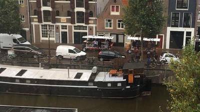 Bierfiets rijdt nog steeds rond in het centrum van Amsterdam