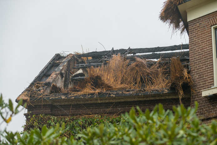 De brand in de villa in Voorst laat zaterdag nog flinken sporen na.