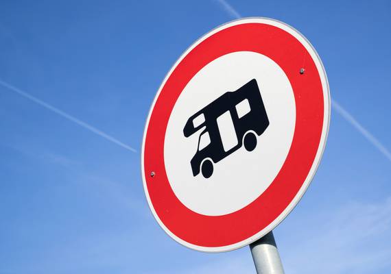 Met de auto of camper op vakantie? In déze landen gelden andere verkeersregels