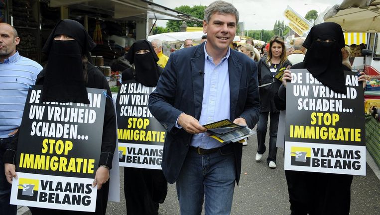 Vlaams Belang voert actie tegen Antwerpse moskee | De Morgen