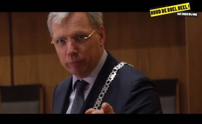 Burgemeester 'scoort' met hilarisch anti-vuurwerkfilmpje