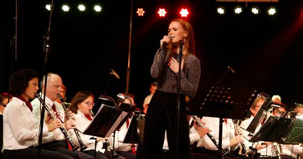 Isabel Provoost zingt met Koninklijke Harmonie Sint Cecilia uit Kloosterzande - PZC