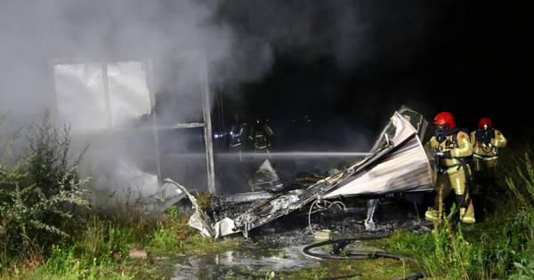Stacaravan brandt uit op boerenerf in Netersel
