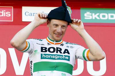 Sam Bennett gagne la 14e étape de la Vuelta marquée par une chute