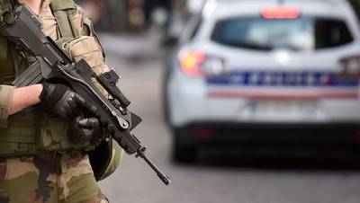 Verwarde man rijdt terras Franse pizzeria op: meisje (13) overleden