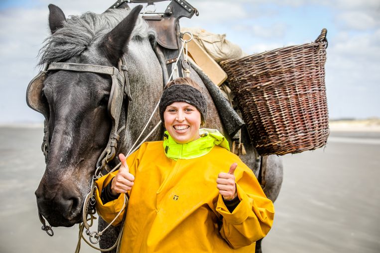 Katrien Terryn uit Koksijde legt haar examen af voor paardenvisser en slaagt.