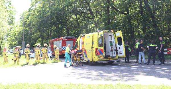 Arnhemseweg Apeldoorn, inclusief op- en afrit A50, afgesloten na ernstig ongeval met twee gewonden.