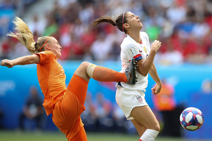 Het fatale moment voor Oranje: Stefanie van der Gragt raakt Alex Morgan en krijgt een penalty tegen.