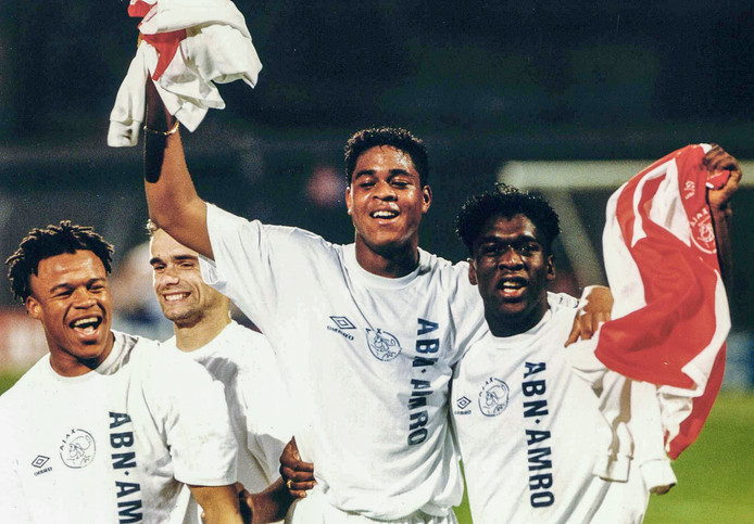 Seedorf (r) met Kluivert na de winst van de Champions League met Ajax in 1995. Links Edgar Davids, op de achtergrond Marc Overmars.