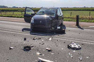 Auto en vrachtwagen botsen op elkaar in Babberich