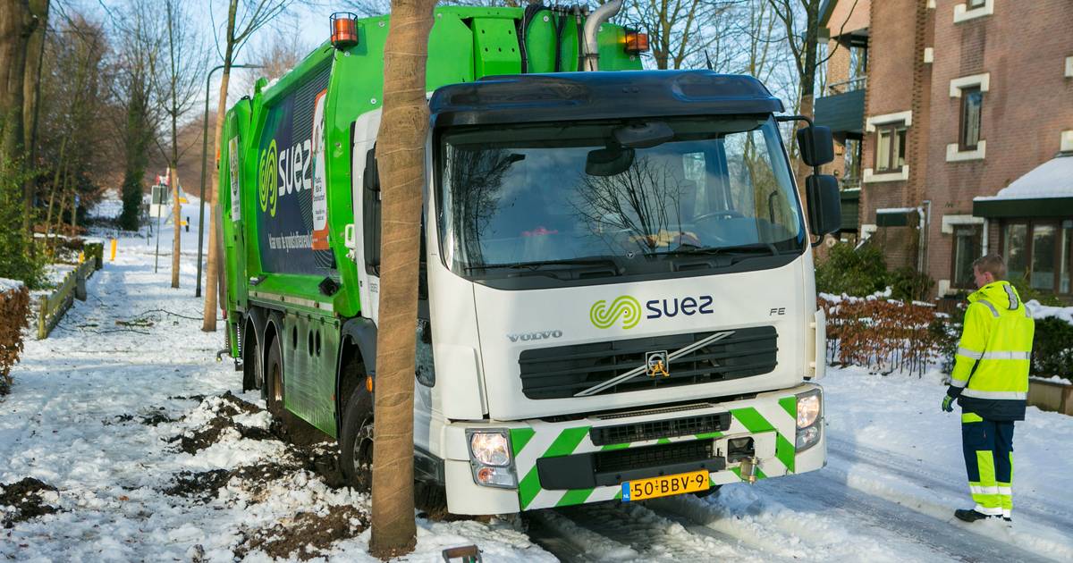 Vuilniswagen vast in berm na uitwijken voor collega - De Gelderlander