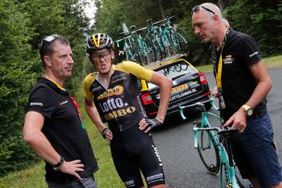 Gesink slaat zich met humor door rugwervelbreuk