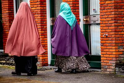 Marcouch wil in Arnhem niet al te streng optreden bij boerkaverbod