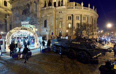 Pantserwagens beschermen kerstmarkt Boedapest