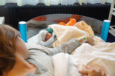 Corona zit Millse babybeurs dwars