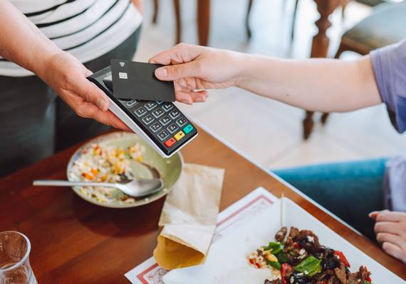 Evelien (41): “Ik geef €1500 per maand uit aan eten en sta altijd rood”