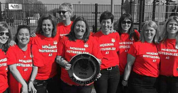 Eerbetoon Voorwaarts, feest bij 'Rigtersbleek-moeders' | Amateurvoetbal - Tubantia