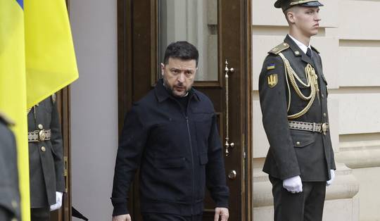 Zelensky waarschuwt voor ‘ongebruikelijke activiteit’ aan Wit-Russische grens • Oekraïne zegt Ruslands modernste gevechtsvliegtuigen te hebben geraakt