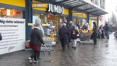 Veenendalers in de rij voor super die op zondag open is