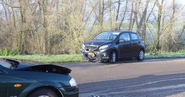Twee personenauto's total loss na aanrijding in Wamel .
