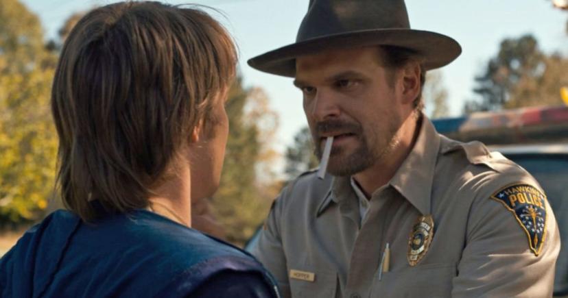 Sheriff Hopper rookt maar weer eens een sigaret in de Netflix-serie Stranger Things