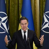 NAVO-topman Mark Rutte in Kiev: ‘Russische aanvallen wijzen niet op ernst over vrede’