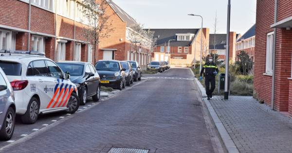 #steekincident  Slachtoffer 1 Daders 2 #Steekpartij #Tilburg #NoordBrabant  Verdachte verwondt zichzelf onderweg naar bureau nadat man in huis is neergestoken in Tilburg.