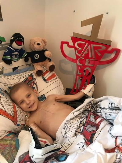 Doodzieke ‘engel’ Harry (5) die coureur Lewis Hamilton inspireerde overleden