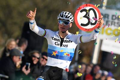 Van der Poel evenaart record met dertigste overwinning