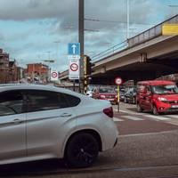 ‘Gezonde lucht is een basisrecht’: milieuorganisaties verzetten zich tegen bevriezing van lage-emissiezones