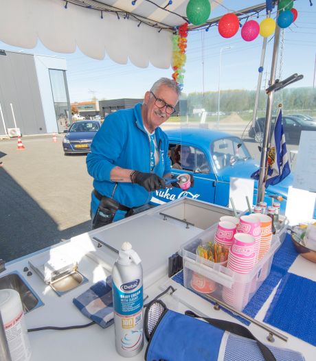 Aanschuiven voor de drive-in ijssalon in Rilland