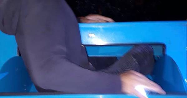 Politie betrapt mannen op stelen kleding uit container voor goede doel