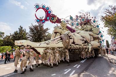 Kijken naar de bloemencorsowagens van Zundert