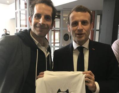 Macron a surpris tout le monde en posant avec ce t-shirt