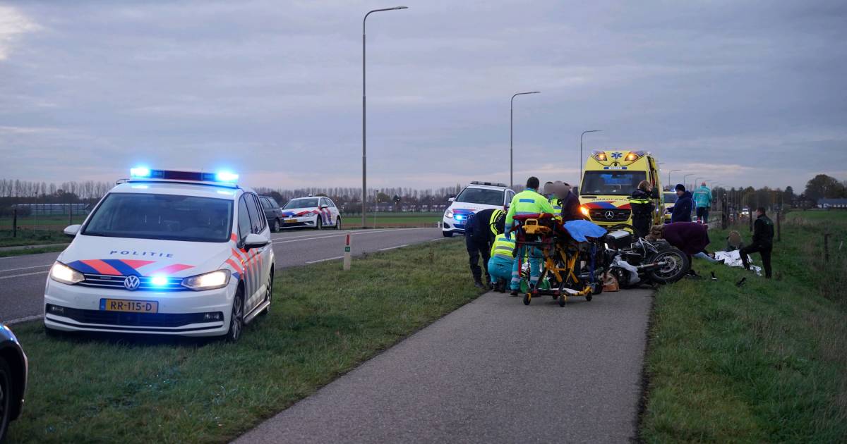 Politiemotor in botsing met fietsers, kinderen en agent gewond.