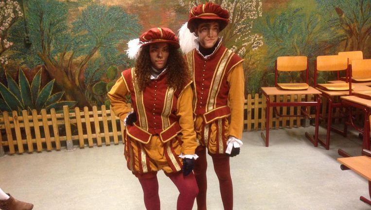 Amsterdamse Piet Krijgt Roetvegen En Andreaskruisen Het Parool Piet römer als zwarte piet (de hoofdpiet) met het boek van sinterklaas, naast si… sinterklaas heeft heel veel pieten die hem allemaal op hun eigen manier helpen. amsterdamse piet krijgt roetvegen en