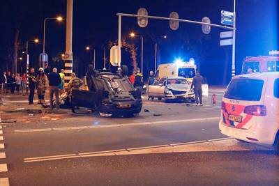 Auto belandt op kop bij botsing in Ede, vrouw gewond