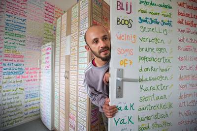 Vluchteling Hasan (27) leert Nederlands door zelfgemaakt woordenbehang