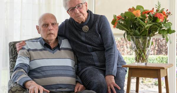 Evert en Diny zijn 60 jaar getrouwd, maar het bezoek van de burgemeester en het feestje zijn uitgest