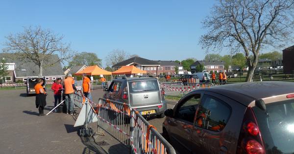 Drive-in met tompoucen zorgt in Andel voor het Oranjegevoel - BD.nl