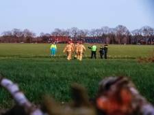 Jonge meisjes vinden lichaam in sloot langs weiland in Heeze, politie doet onderzoek