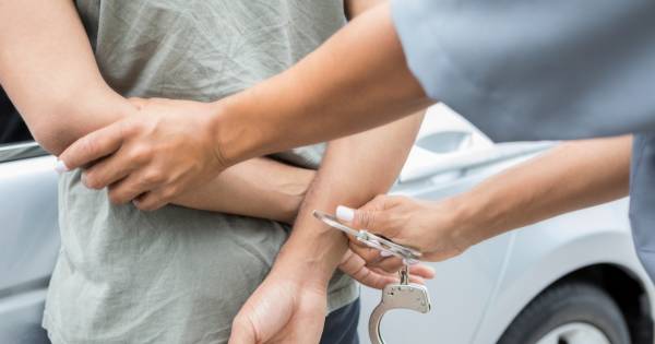 Politie houdt man aan na binnenvallen huis in Spijkenisse.