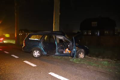 Auto maakt harde klap tegen boom in Ochten, bestuurder naar ziekenhuis