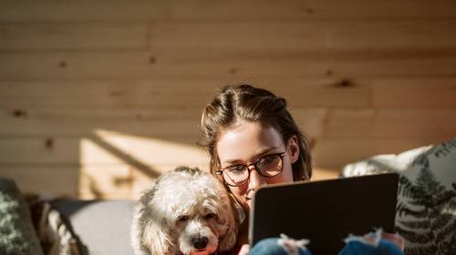 Thuis achter de laptop vanwege het coronavirus? Zo hou je het ergonomisch